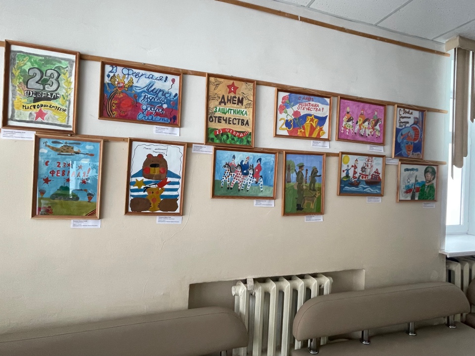 Выставка, посвященная Дню защитника Отечества, украсила холл 1 этажа Детской школы искусств № 11 г.Кирова